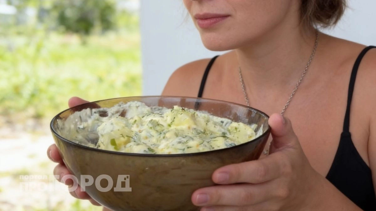 Сначала кажется обычным, но после первой ложки этот салат исчезает со стола без остатка