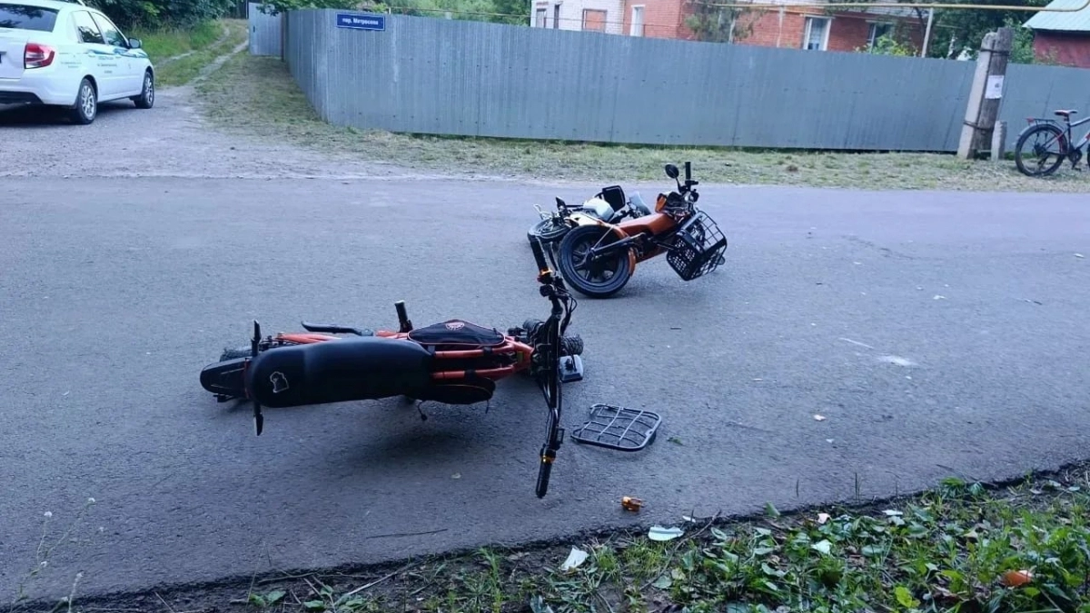 Два ребенка влетели друг в друга на электровелосипедах в посёлке Шелангер