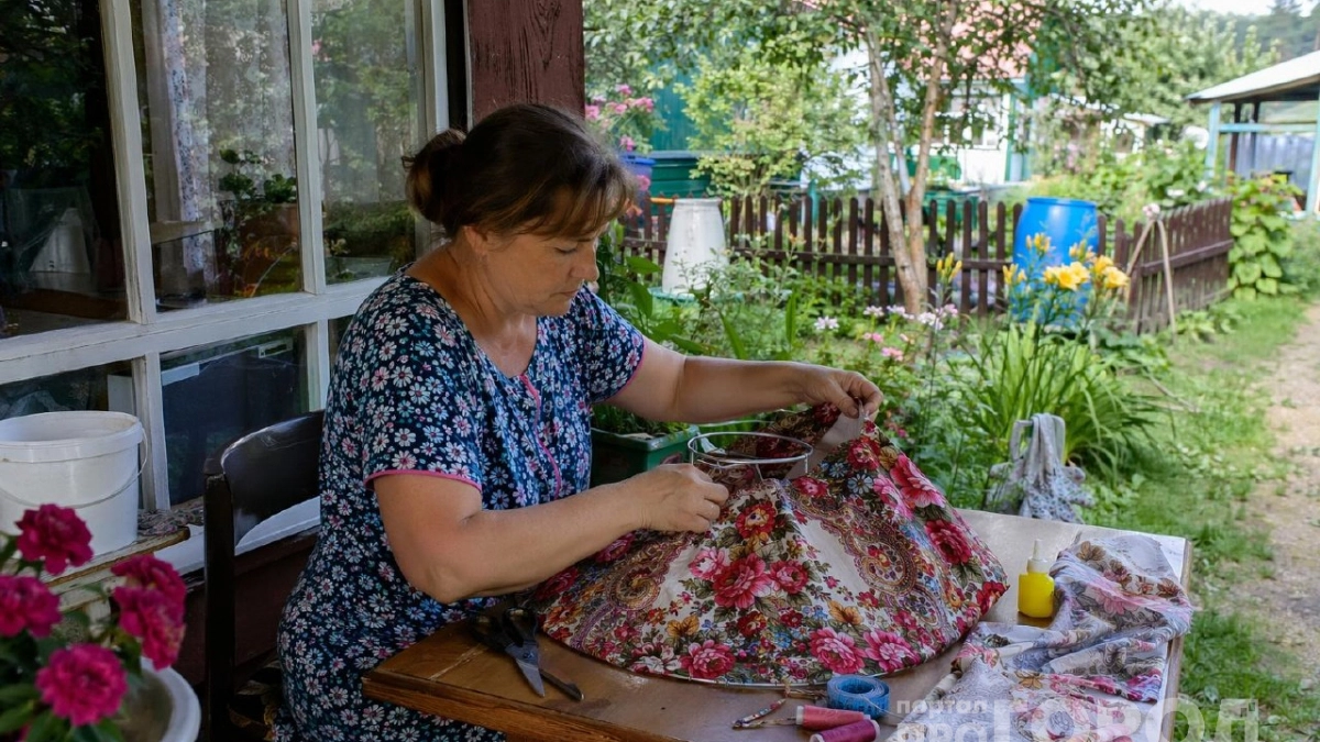 Пошалила с бабушкиной шалью: превратила ее в классный декор на дачной веранде - без навыков шитья