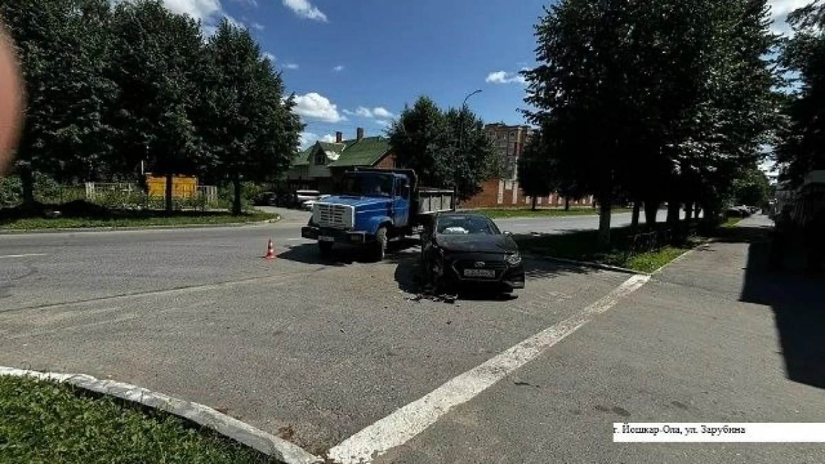 ЗИЛ влетел в иномарку при повороте налево в Йошкар-Оле