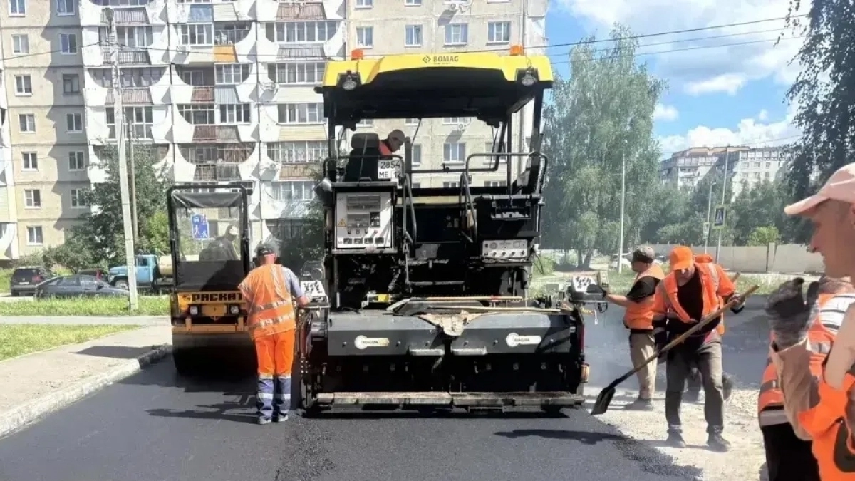 В Йошкар-Оле отремонтировали тротуары, залатали пешеходные и восстанавливают газоны