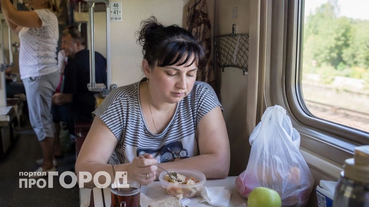 Собрала еду в поезд наугад и пожалела уже через пару часов: попутчики шушукались и жаловались на запах
