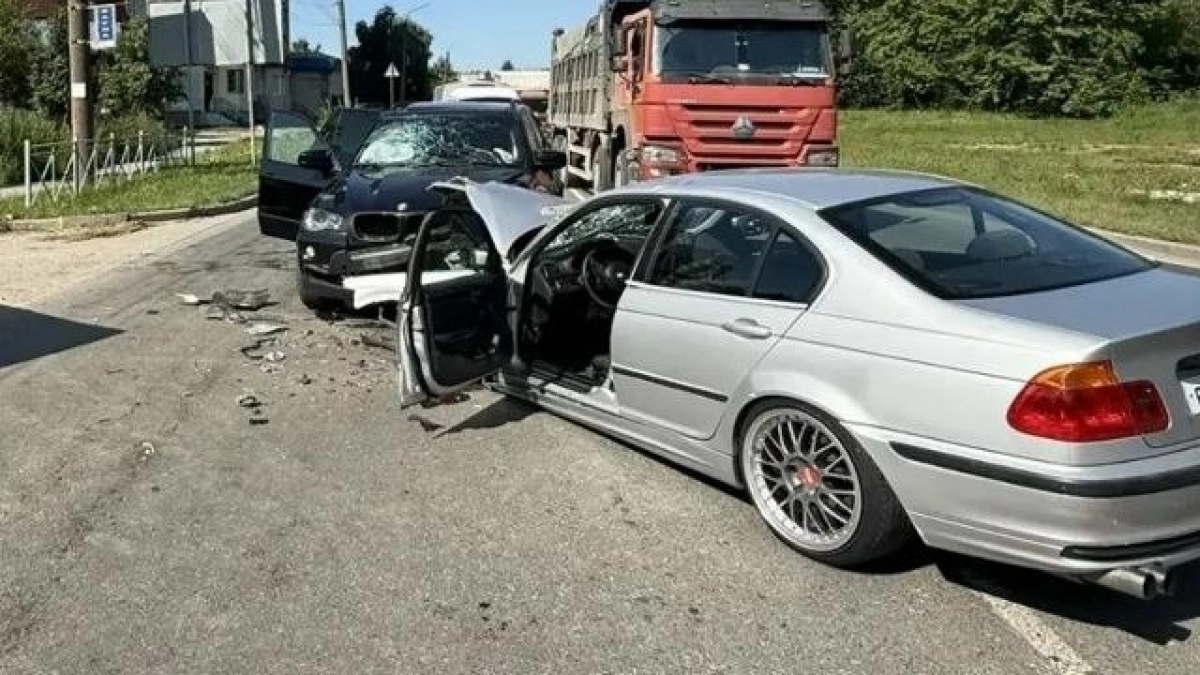 Водитель БМВ наехал на бордюр и влетел в иномарку в Йошкар-Оле