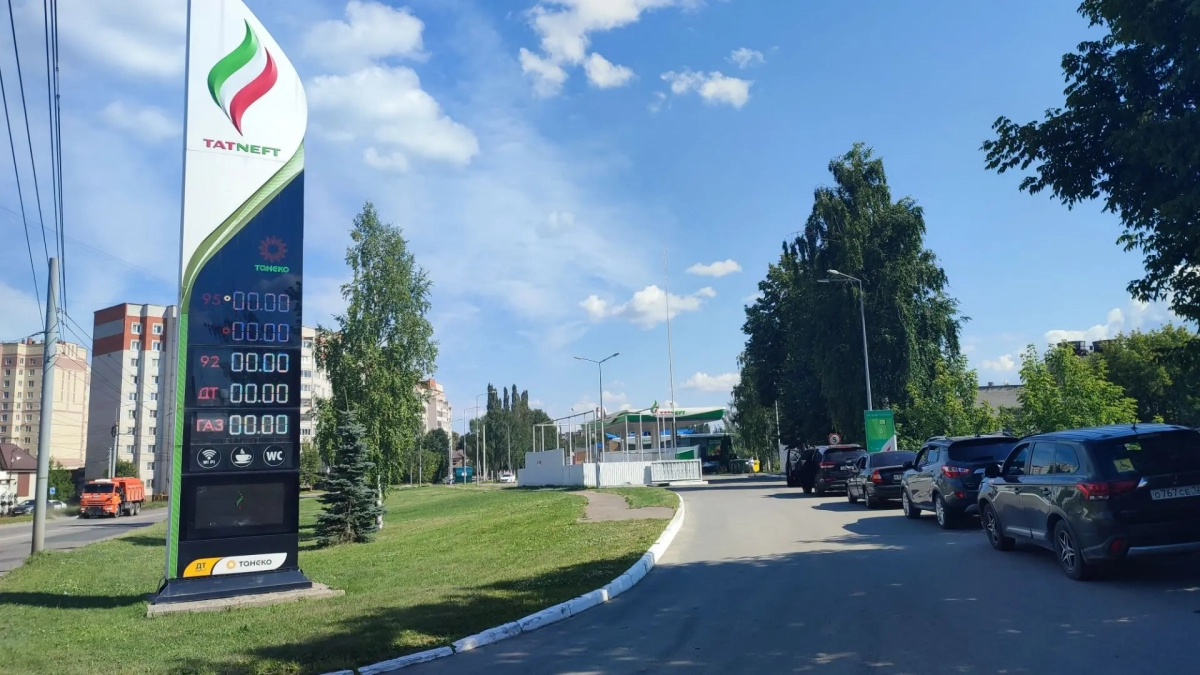 В Йошкар-Оле перед заправками встали автомобили: “Дефицит топлива, дизель - 110 рублей за литр”