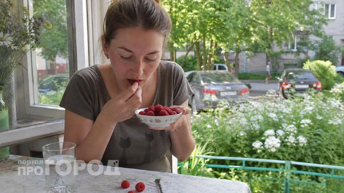 Червяки исчезнут за 10 секунд: как замочить малину, чтобы осталась чистой, свежей и упругой