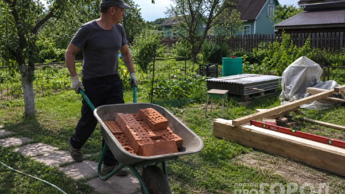 Пара десятков кирпичей вместо дорогого основания: как умные дачники ставят беседку без бетона и за ноль рублей