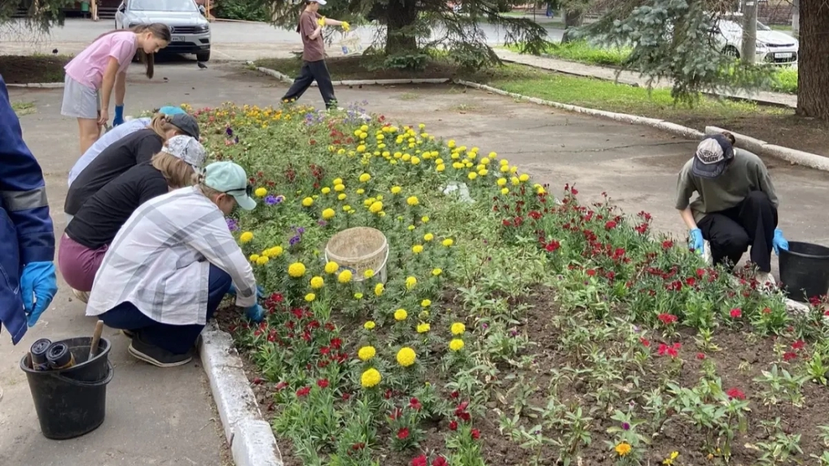 30 школьников из Йошкар-Олы летом вместо соцсетей выбрали лопаты и грабли