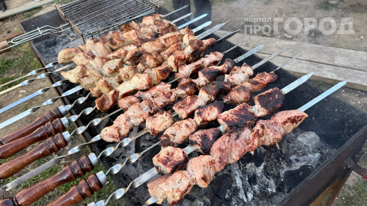 Уксус и кефир ушли в прошлое: мариную шашлык теперь только так — этот способ делает его нежным за пару часов