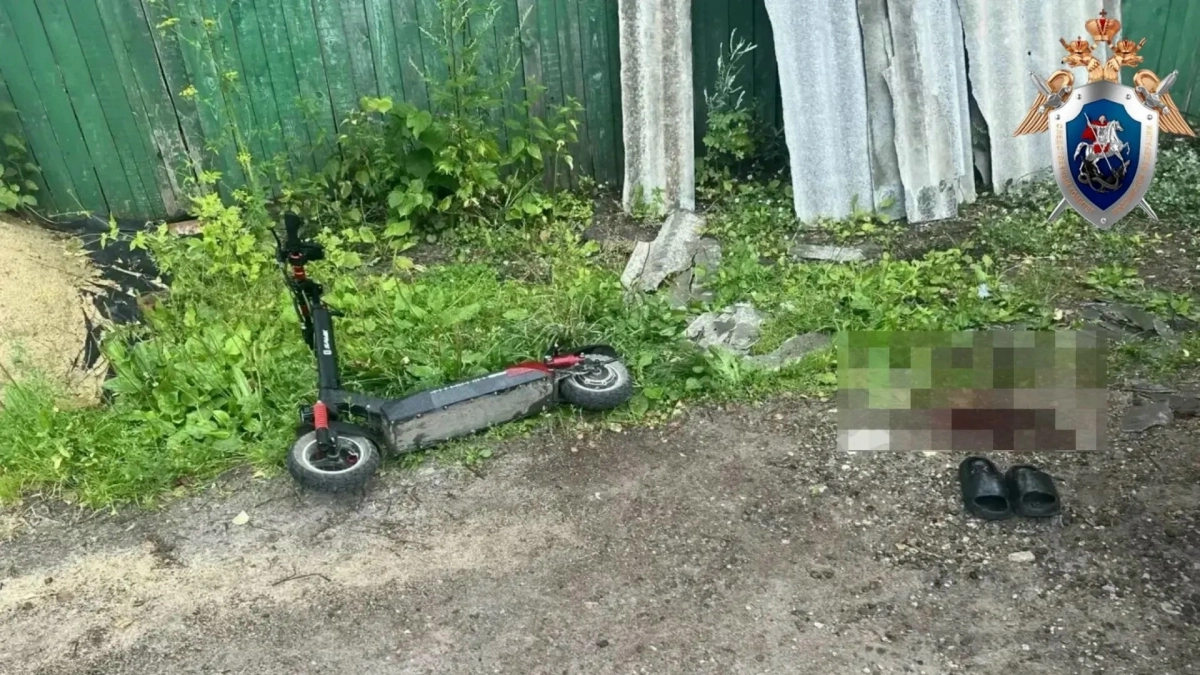 Ребенок на самокате рухнул на дорогу и влетел под внедорожник в Семеновке