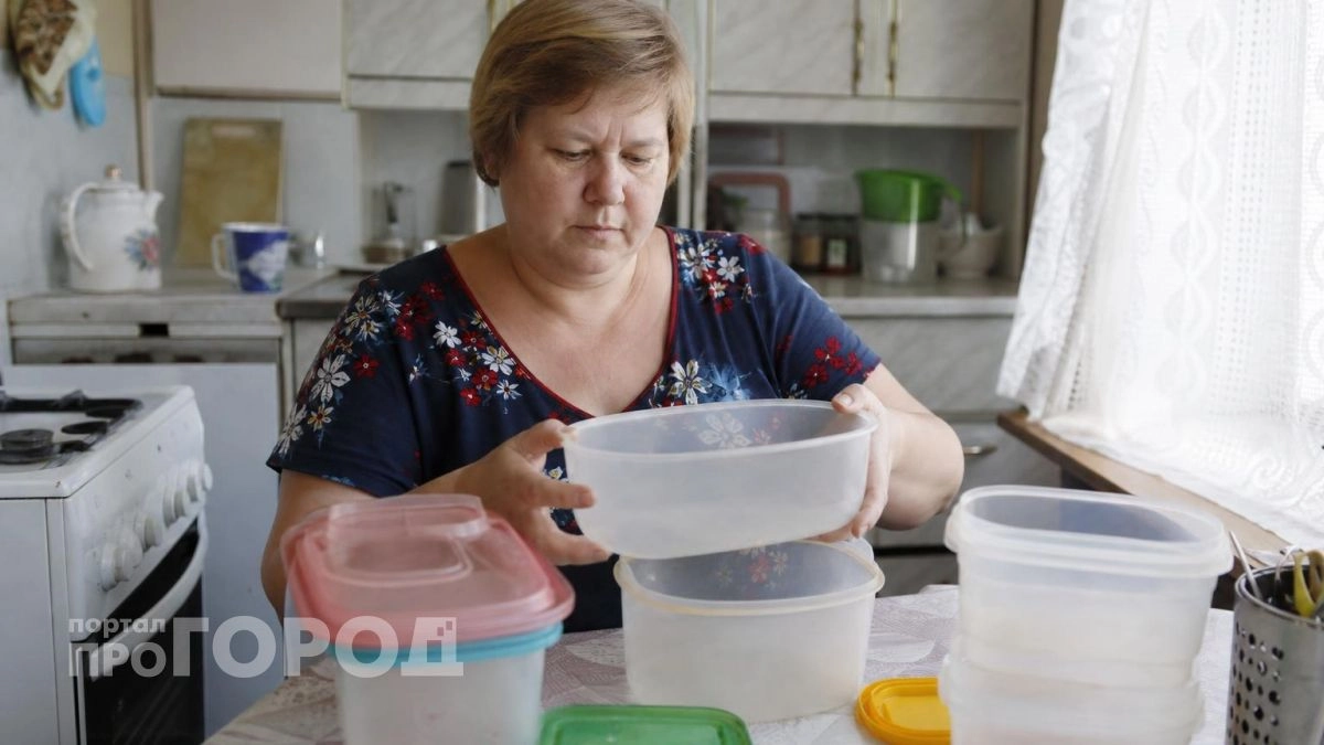 Собрала по всему дому старые контейнеры и превратила их в органайзеры: 13 простых идей для кухни и не только