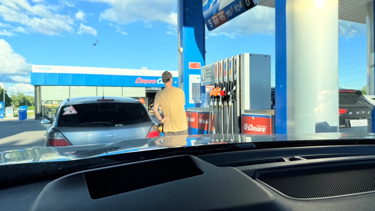 Стоял в очереди на АЗС — получил штраф: ГИБДД наконец объяснила, что делать