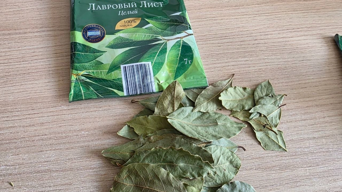 Огурцы с помидорами кручу без устали: нашла в "Чижике" классную лаврушку - листья цельные и аромат на весь дом