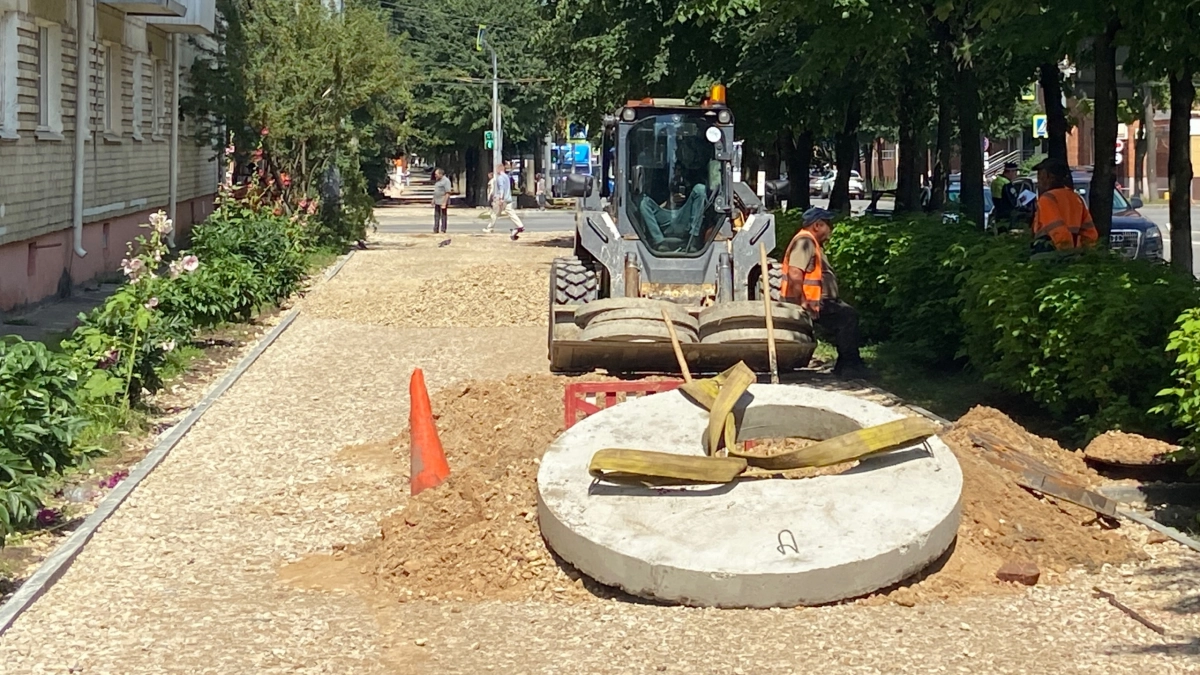 На улице в Йошкар-Оле начали укладывать тротуар длиной в 20 футбольных полей