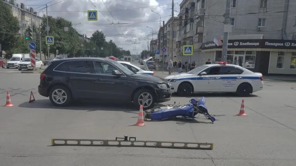 Подросток в Йошкар-Оле влетел в иномарку: получил права и сразу нарушил ПДД