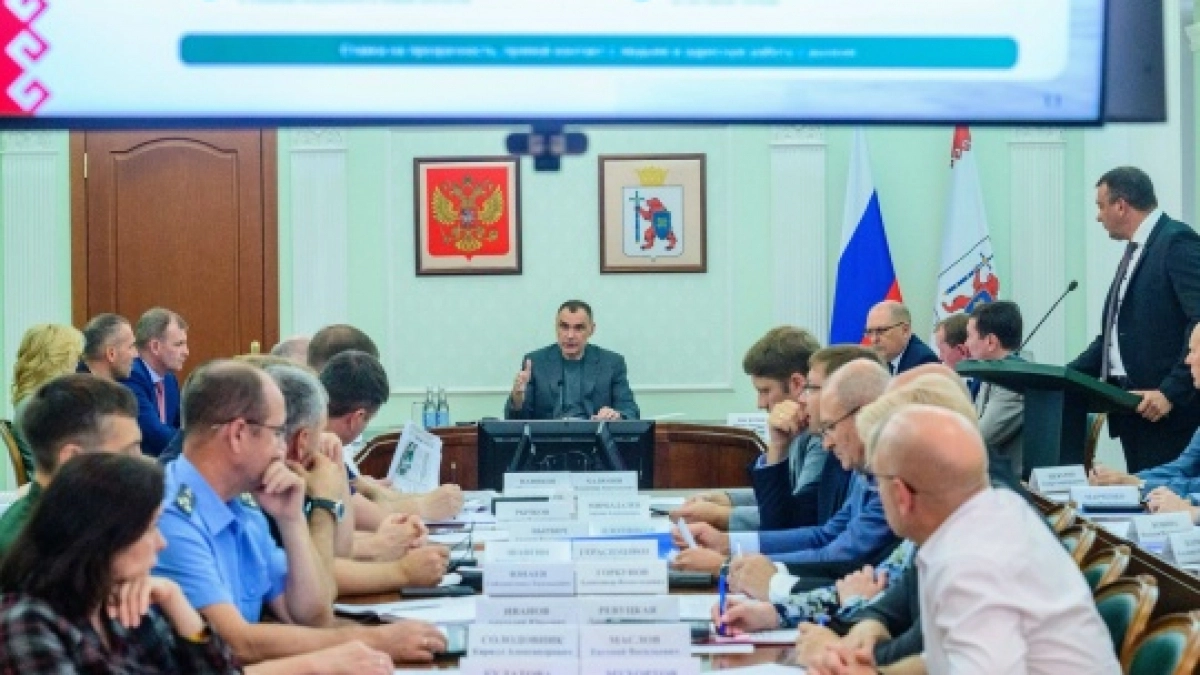 Ситуация с топливом, земельные законы и штормовое предупреждение: главные новости за 16 июля