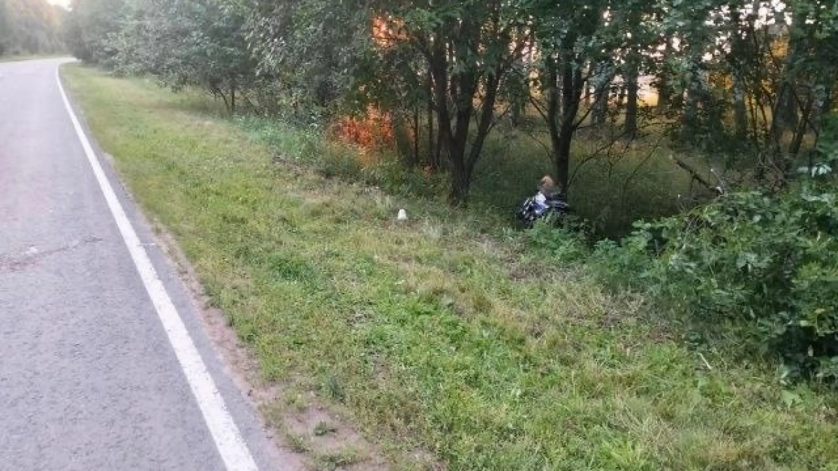 В Горномарийском районе пьяный водитель мопеда опрокинулся с 22-летней пассажиркой