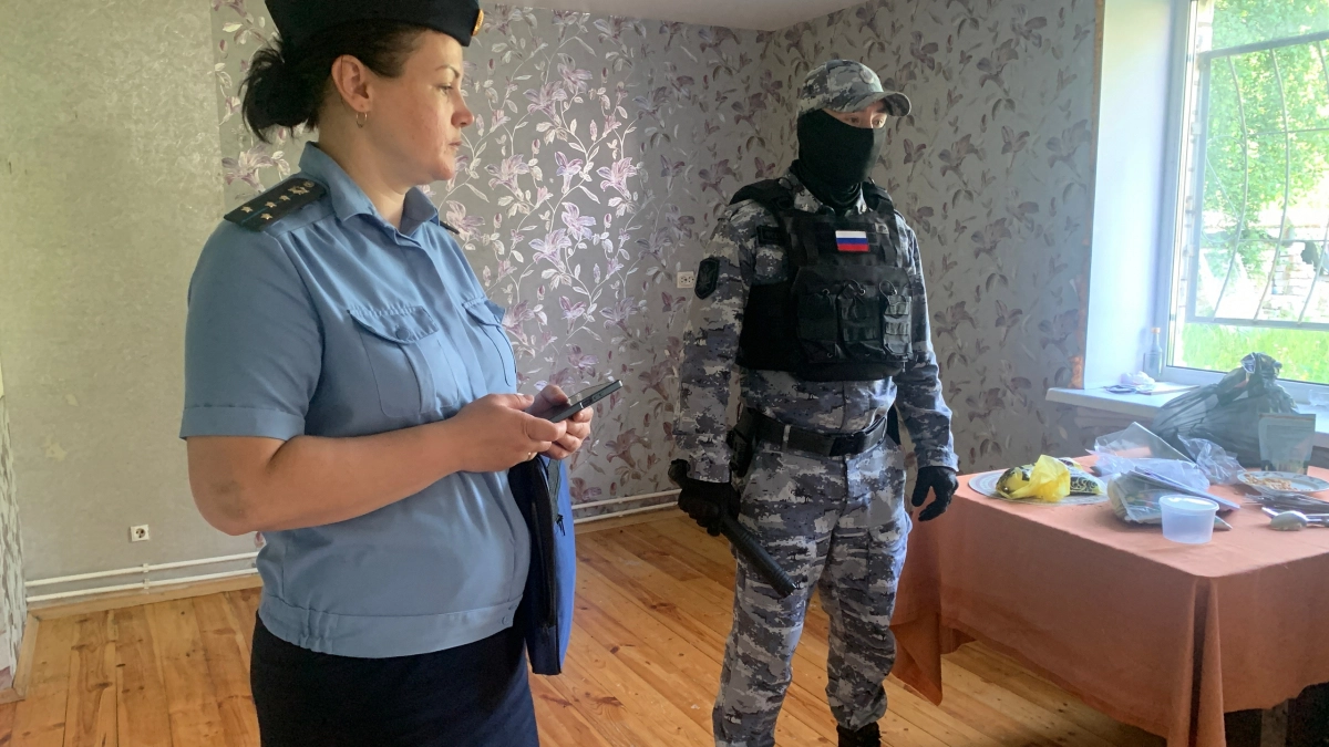 Йошкаролинку заставили съехать из коттеджа из-за долгов: вместе с мебелью забрала косяки