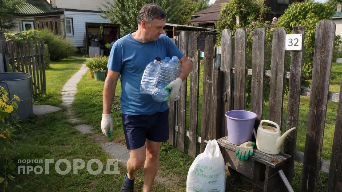 Старые пластиковые бутылки больше не выбрасываю: сделала систему автополива на даче - работает без насоса