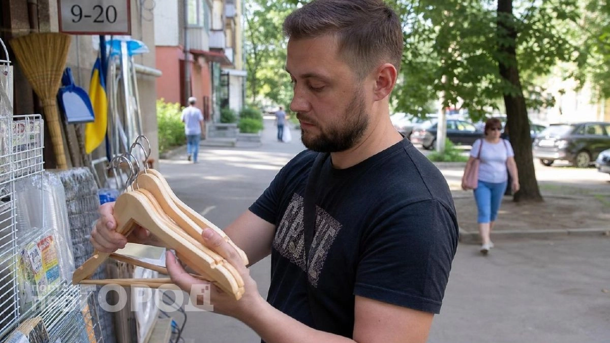 Взяла 4 деревянных вешалки и сделала скандинавский столик: подойдет для дачи, дома и даже на продажу