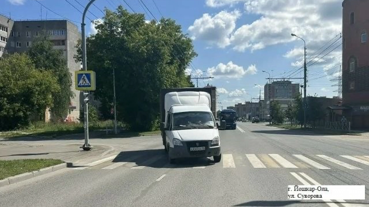 9-летняя девочка попала под "ГАЗель", выбежав на красный светофор на Суворова