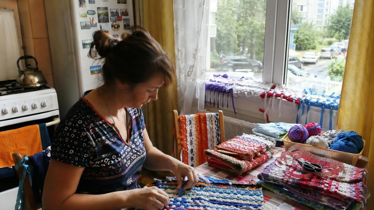 Покупные коврики больше не в моде: делаю своими руками из старой одежды — вот что получилось