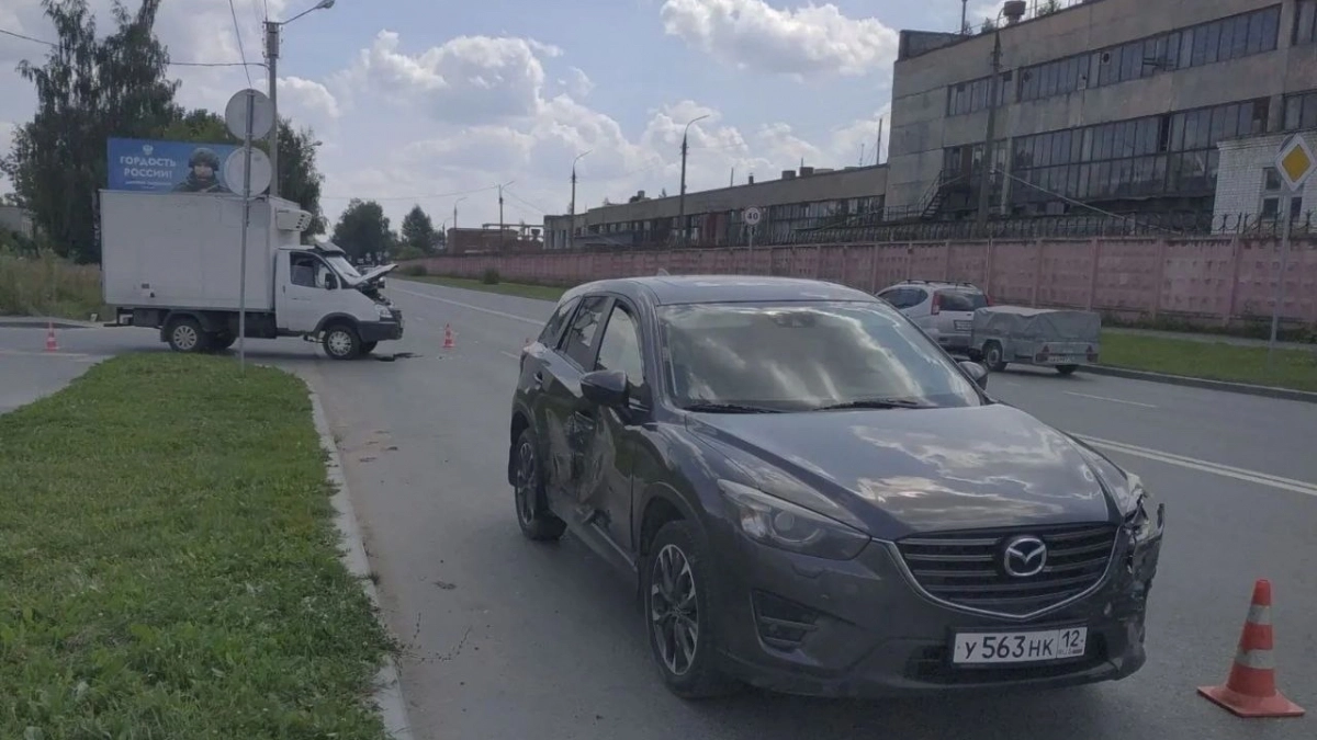 В Йошкар-Оле 10-летний пассажир пострадал при столкновении Mazda и Газели