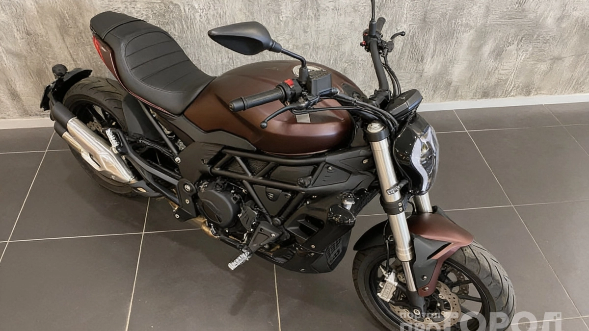 35 кВт и бак на 21,5 литра: почему Benelli 502 C кажется дорогой игрушкой, а едет как взрослый мотоцикл