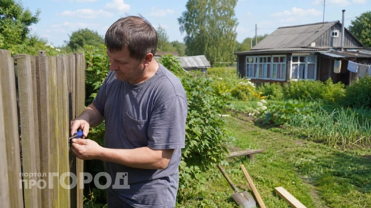 Скучный забор на даче преобразился за один вечер: нужны только крышки от консервных банок и шило