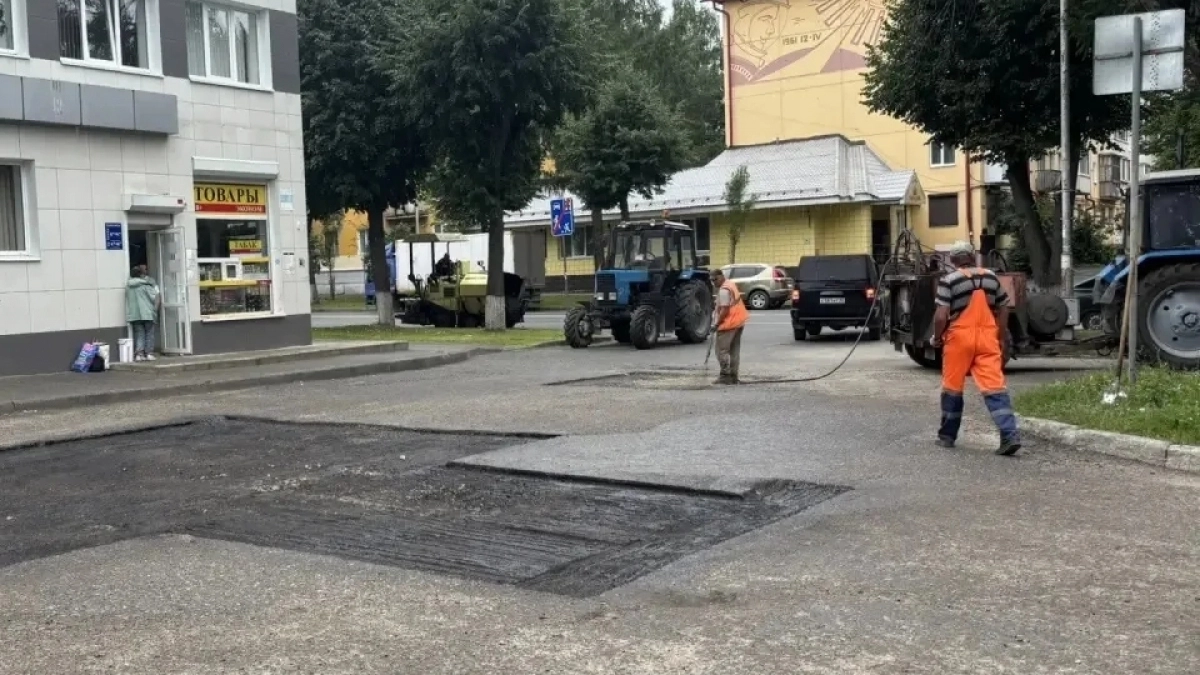 В Йошкар-Оле продолжают уборку города: покос травы, сбор мусора и пескосмета