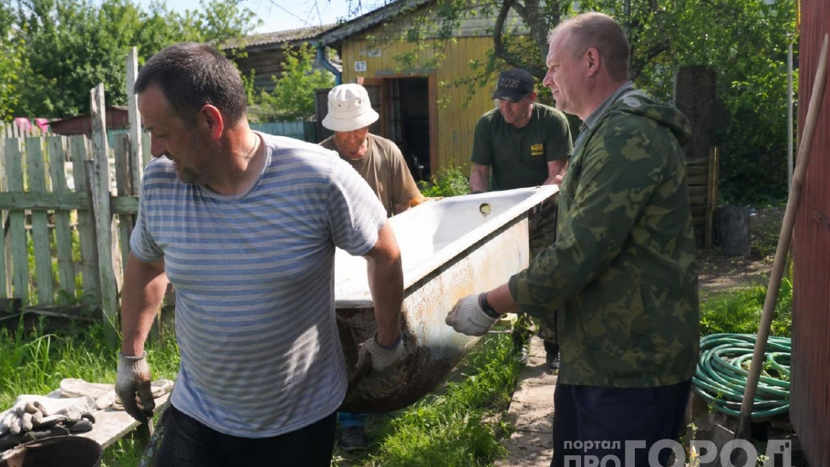 Ржавая ванна стала украшением сада: простой способ превратить дачный хлам в декоративный пруд