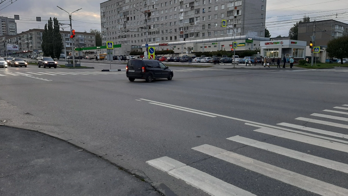 В ГИБДД поставили точку: можно ли объезжать автобус — что нужно знать каждому водителю
