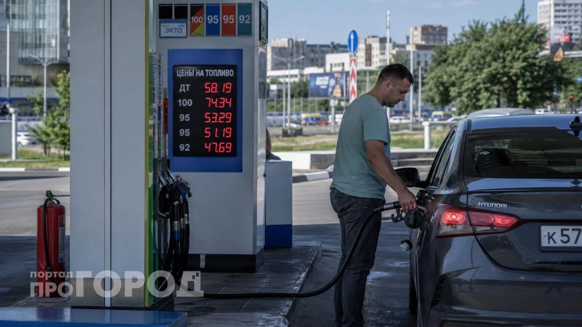 Машина больше не «ест» бензин: дешевый трюк автомеханика, который оценит каждый российский водитель