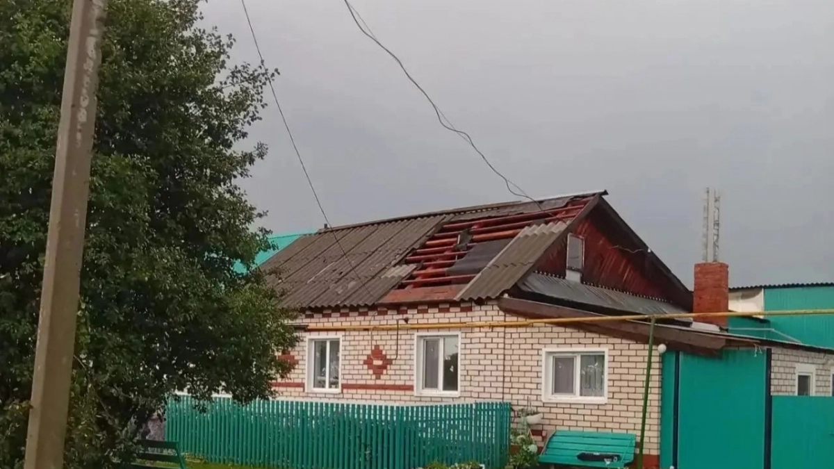 Ураган сорвал крыши домов и оставил без связи поселение в Мари-Турекском районе