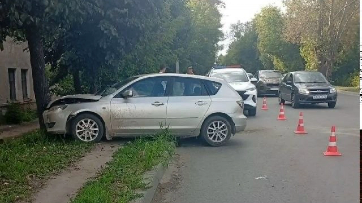 Женщина за рулём иномарки не справилась с рулём и врезалась в ствол на Строителей