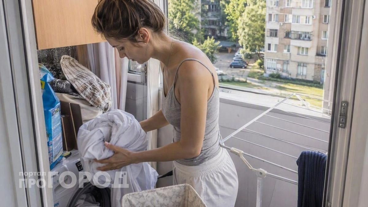 Стираю белое постельное белье без отбеливателя: метод с солью возвращает «кипельно-белый» вид за 30 минут
