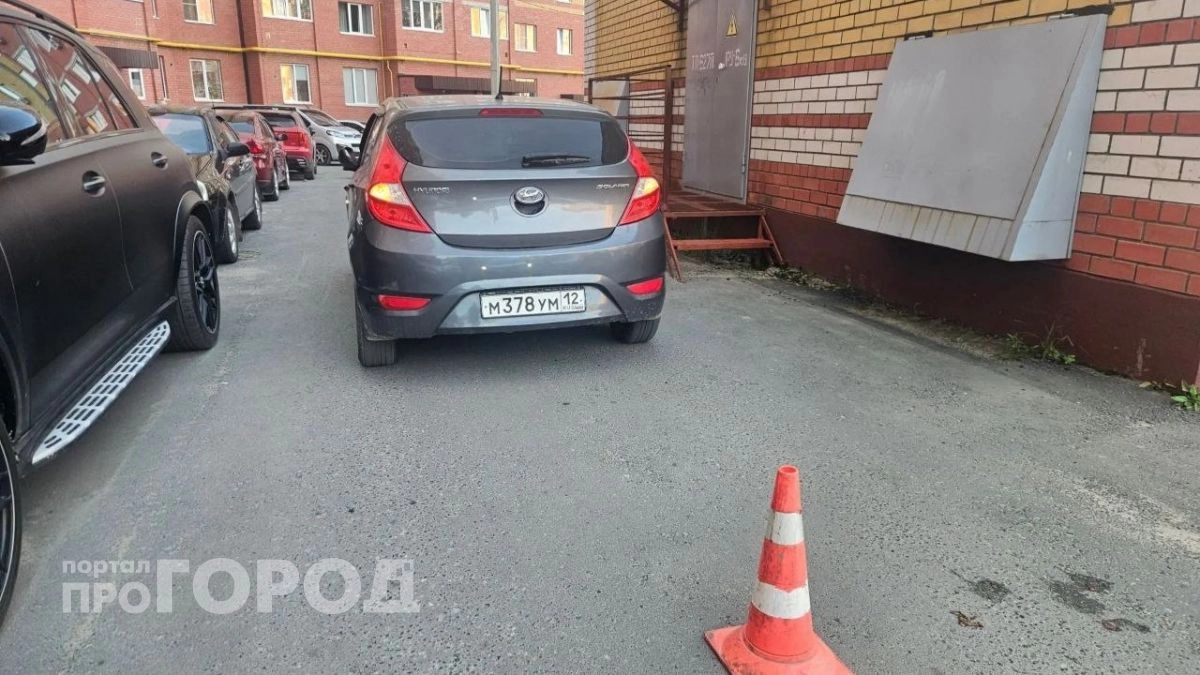 В Йошкар-Оле 7-летняя девочка выбежала на дорогу из-за припаркованного автомобиля и угодила под иномарку