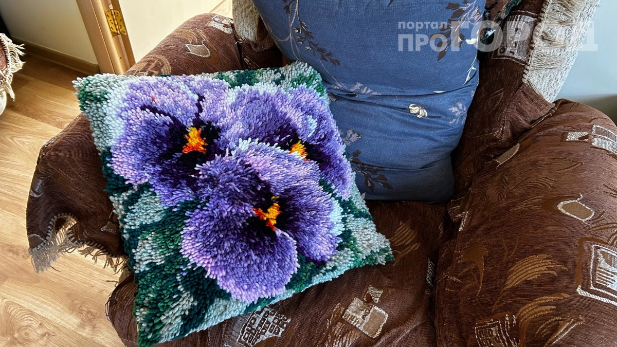 Старые наволочки тащу себе на дачу: шью всякие крутые вещи — и чехол, и сумку, и даже вазон