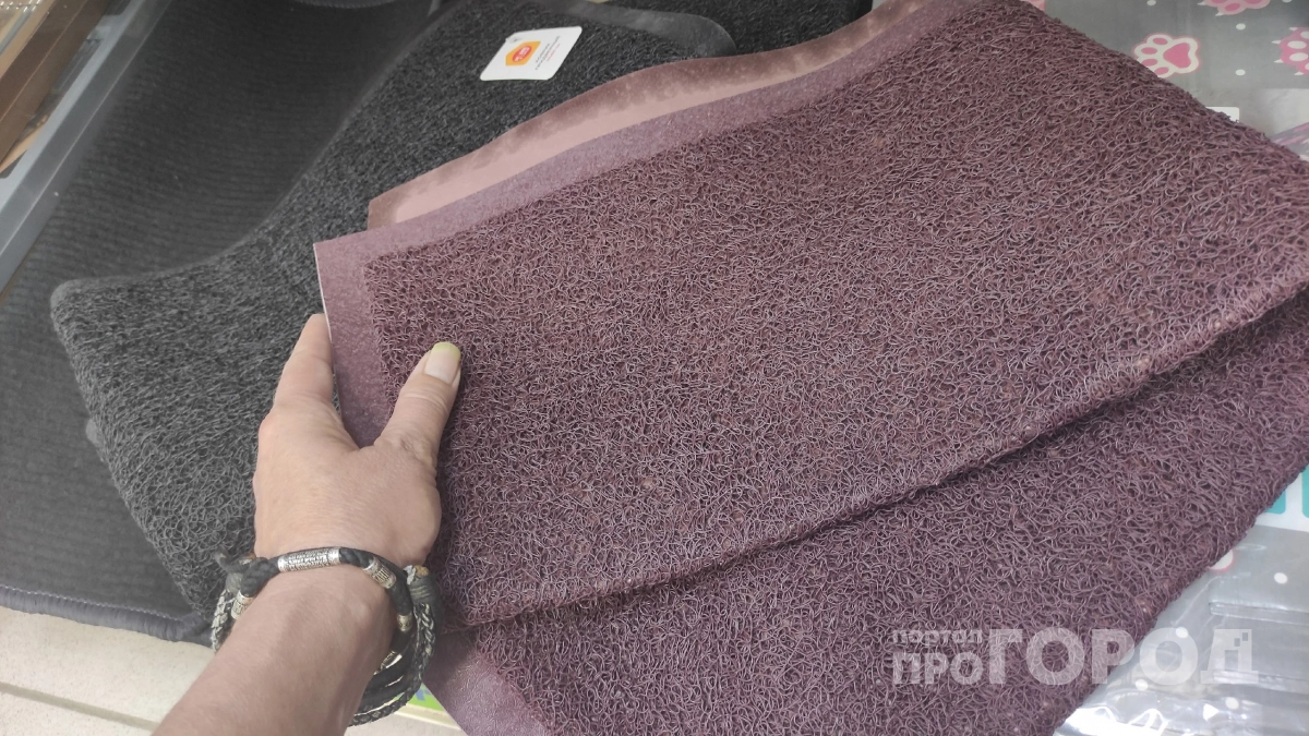 Купила в Fix Price 10 прорезиненных ковриков: собрала из них дачную дорожку, которой не страшны ни дождь, ни грязь