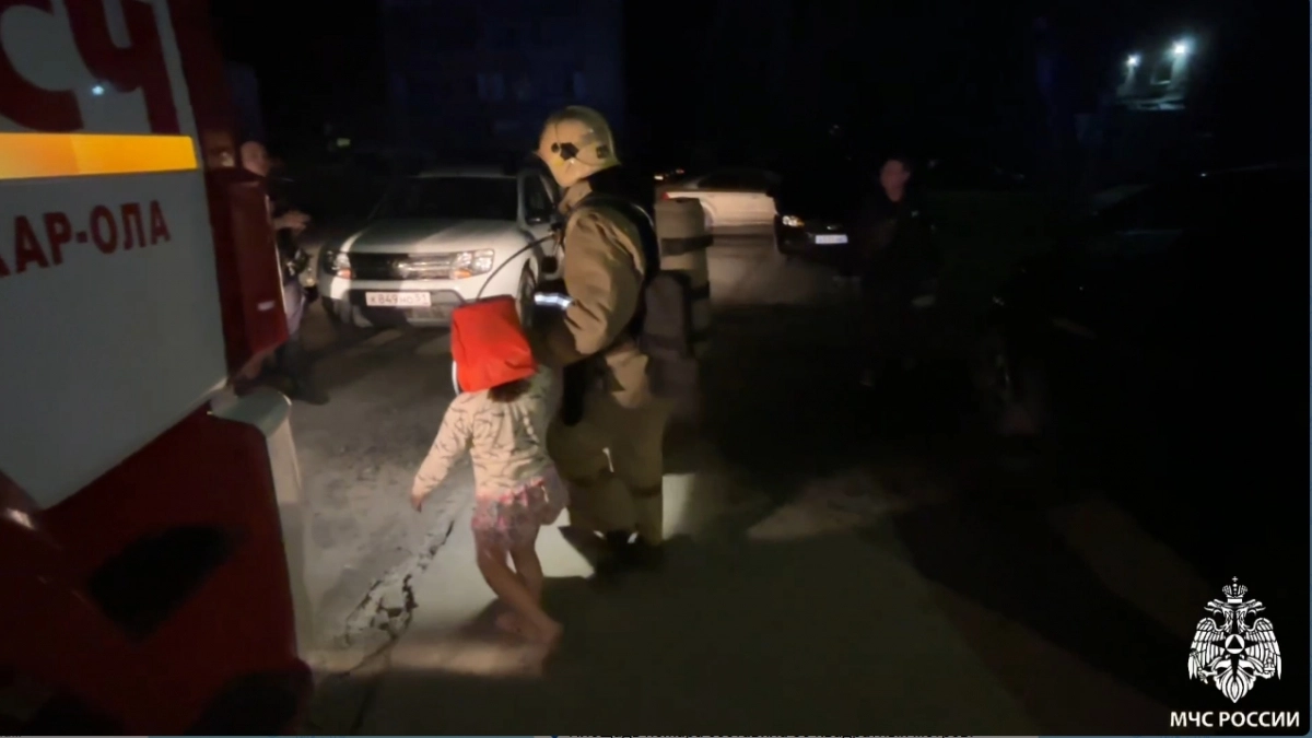 Десятки людей эвакуировали из горящего дома в Йошкар-Оле