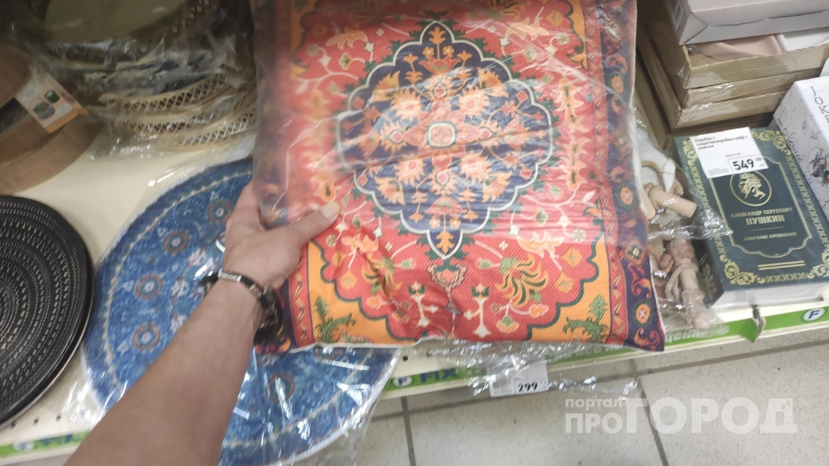 Купила в "Фикс Прайсе" султанские подушки, но не на диван: вот как превратила их в дизайнерские штучки