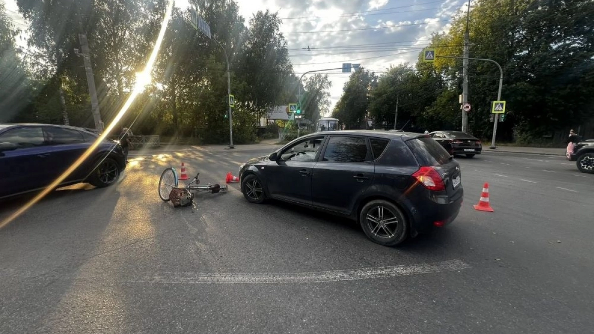 Велосипедист выехал на красный под колеса Kia в Йошкар-Оле