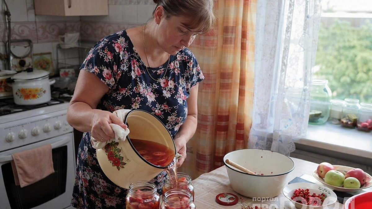 Банки с "Барбариской" не успеваю в погреб спускать: как сделать из смородины и барбариса офигенный компот на зиму