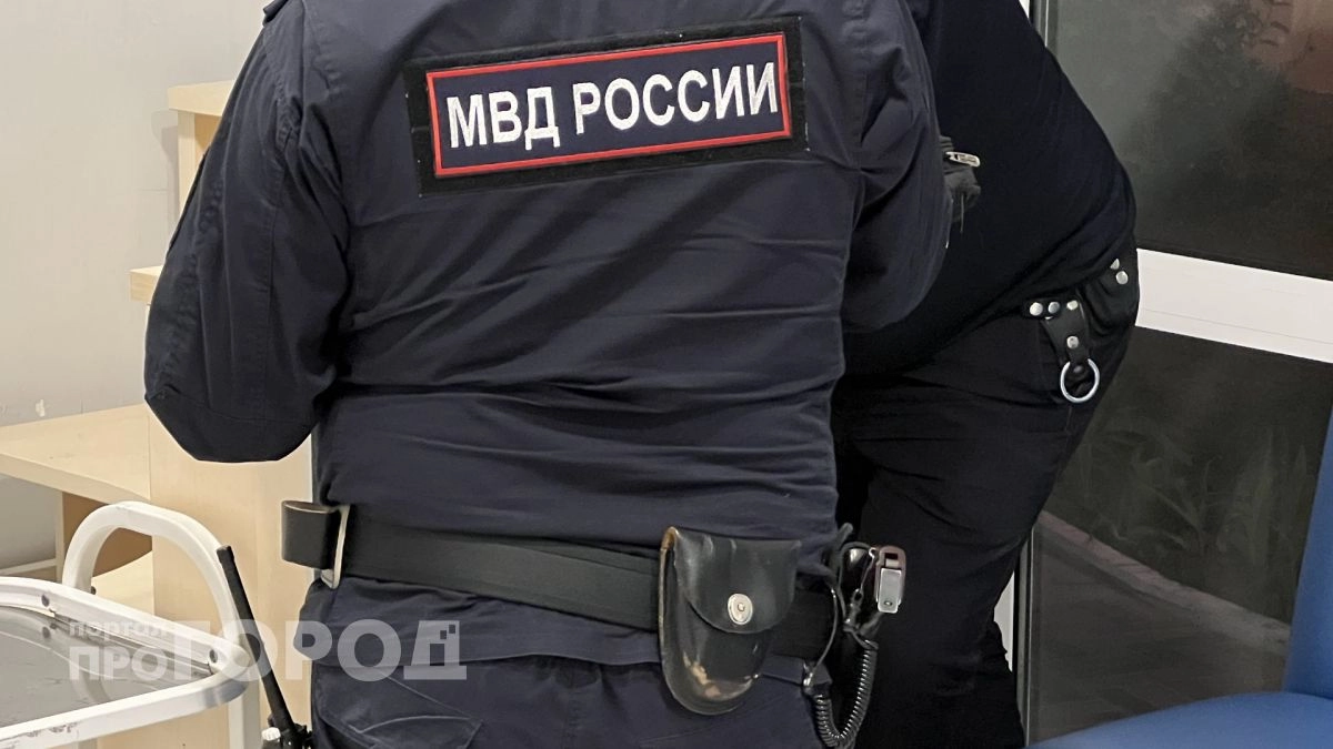 Юный йошкаролинец оскорблял девушку из ревности и получил нож в живот