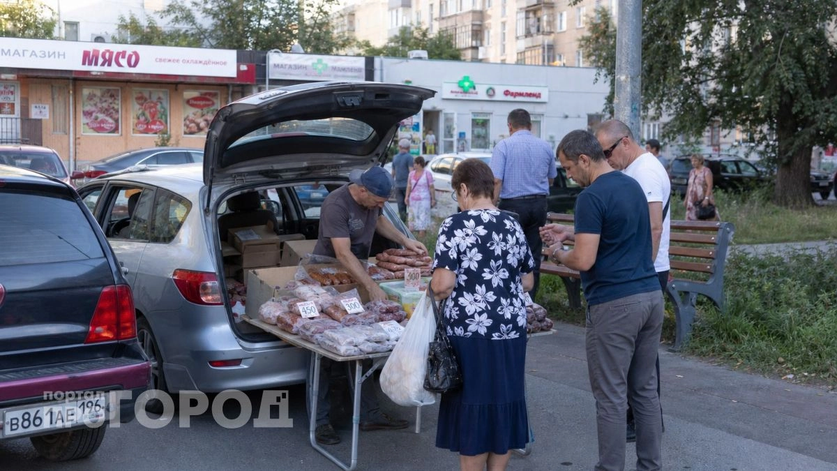 На ярмарке в Советском торговали колбасой из грязного автомобиля без холодильников