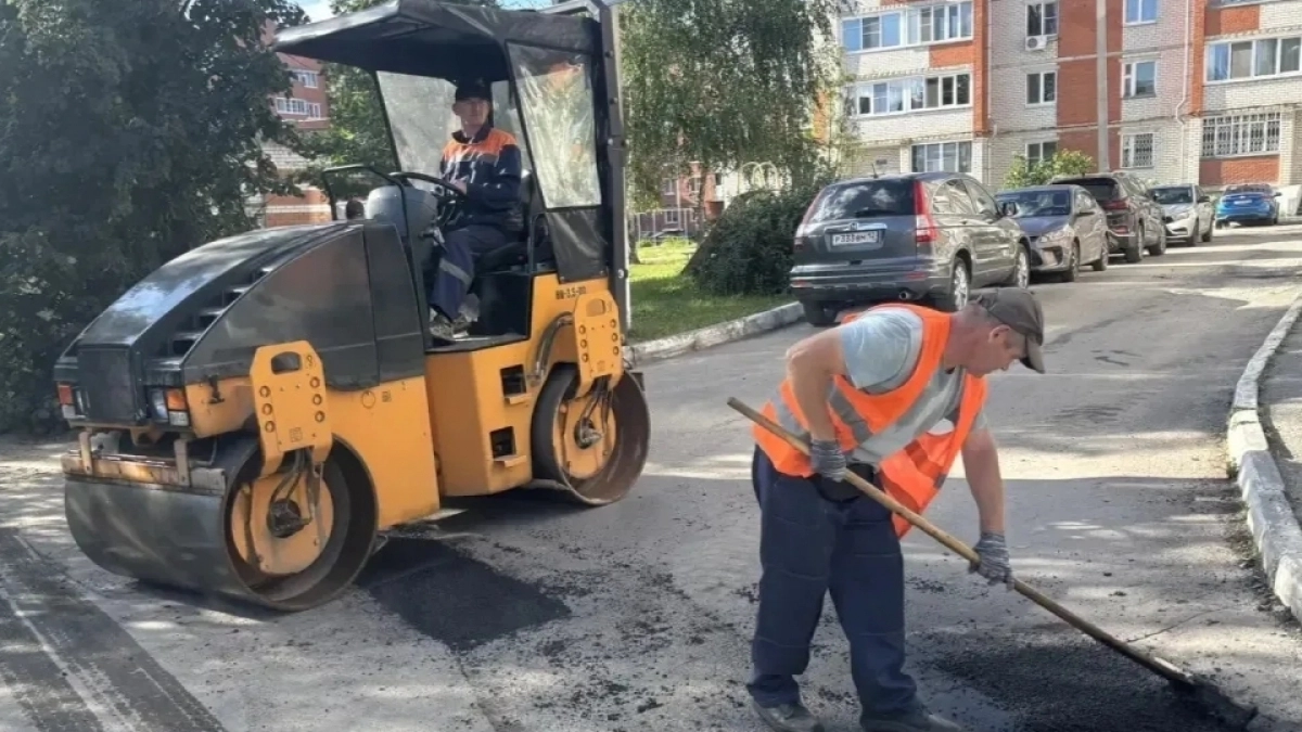 Покос травы и чистка ливневок: в Йошкар-Оле продолжаются ежедневные работы на дорогах