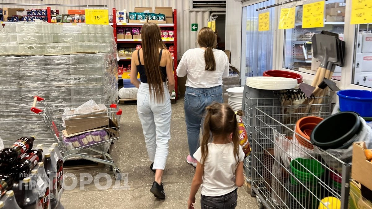В Йошкар-Оле директор обувного магазина за две недели украла из сейфа больше полумиллиона рублей