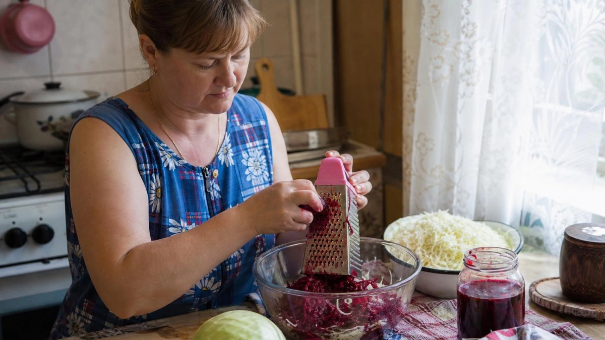 Хрустящая капуста по-грузински: как закрутить баночку с рубиновым рассолом и ароматом специй