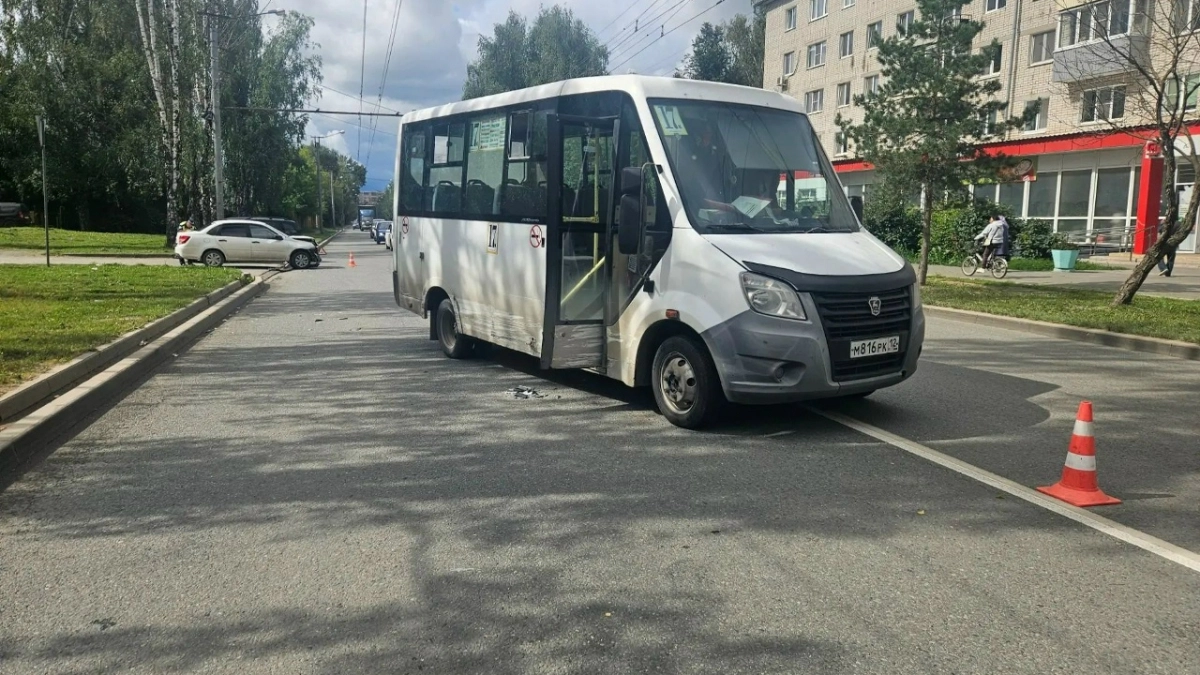 Маршрутка и Lada столкнулись в центре Йошкар-Олы: двое пассажиров в больнице