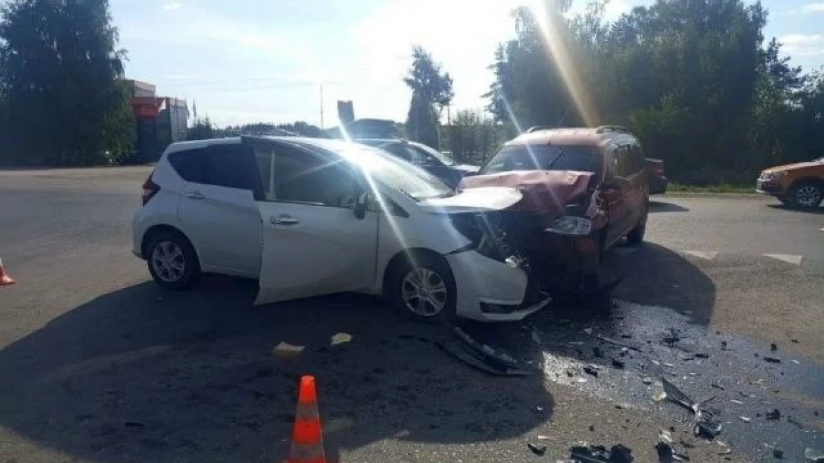 В Волжске на перекрёстке столкнулись Nissan и Lada: 57-летняя пассажирка была госпитализирована