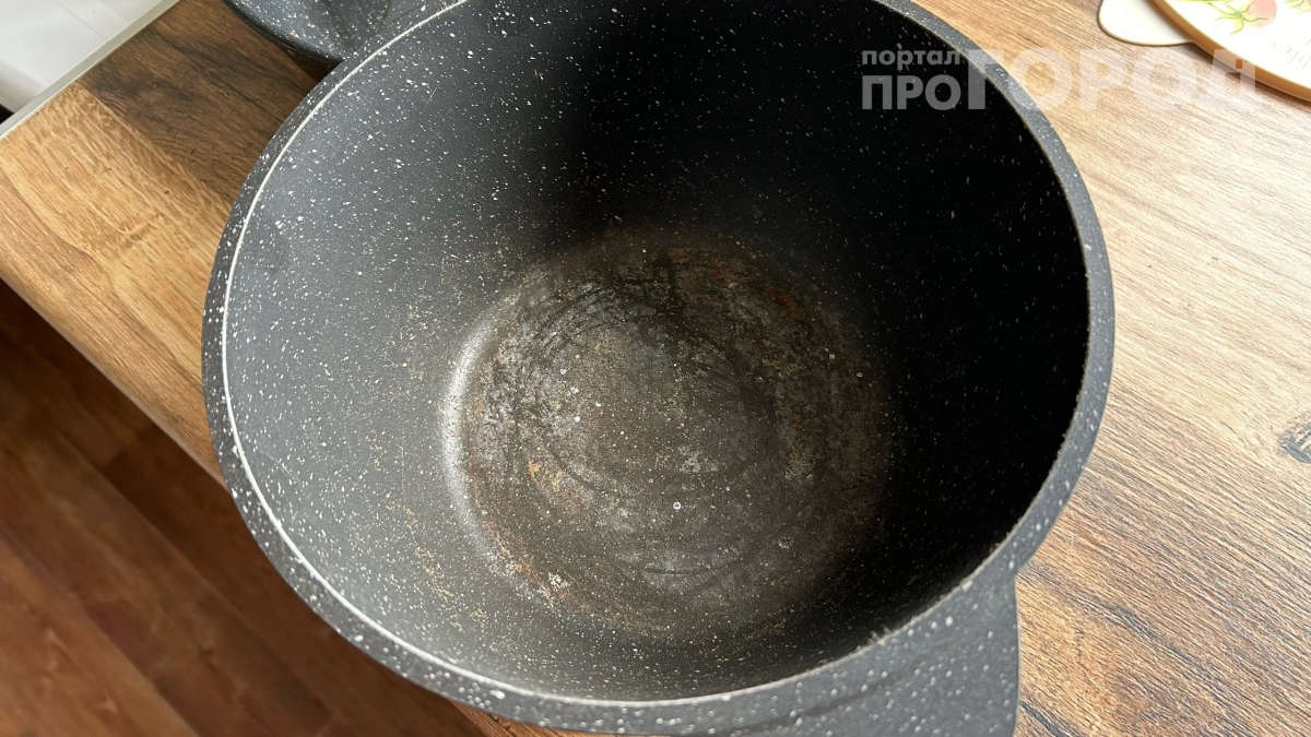 Советские кастрюли с нагаром: как отчистить их до блеска с помощью средства за 20 рублей